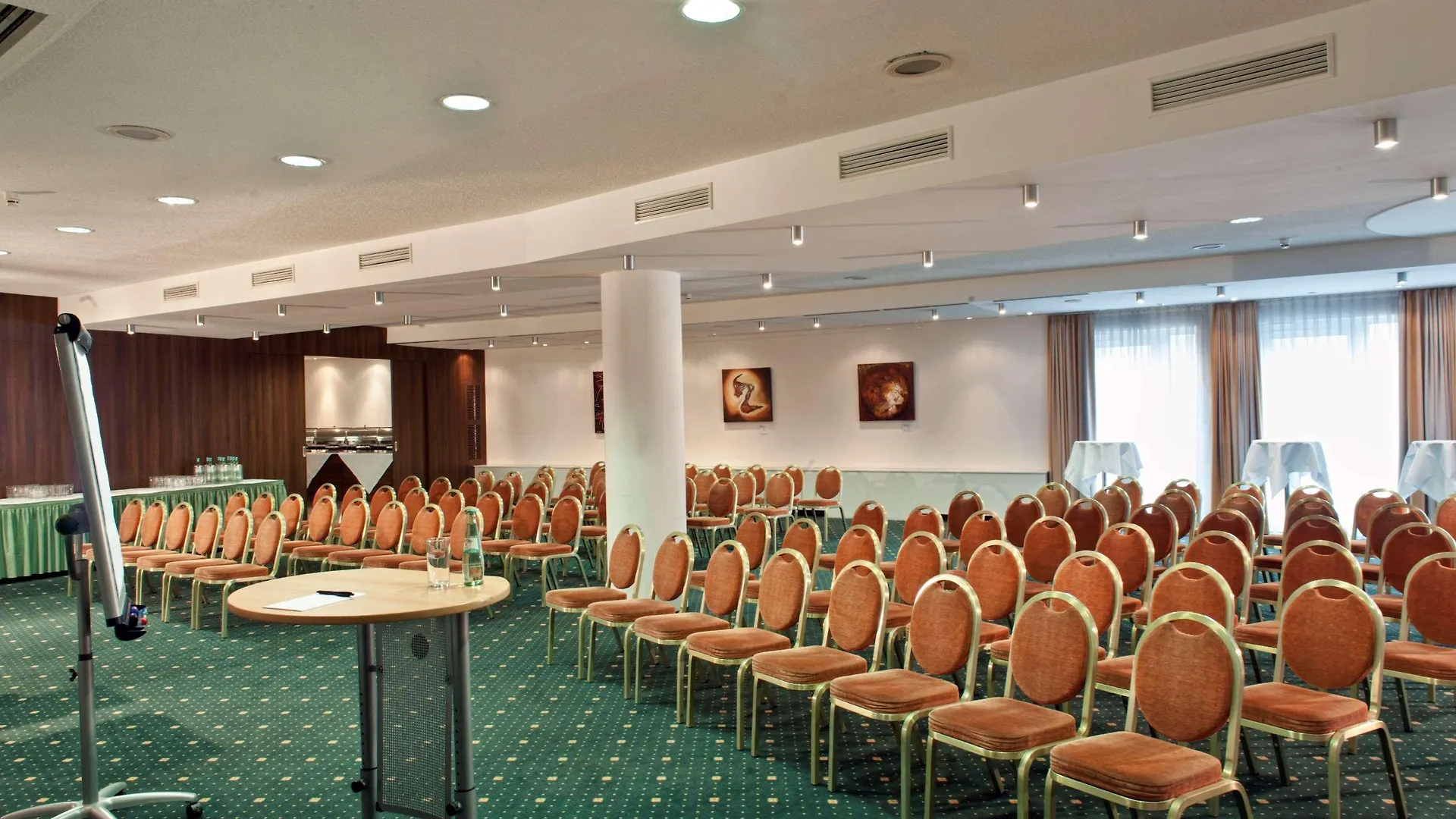 Ramada By Wyndham Dresden Hotel